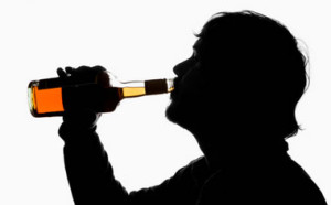 excesso de álcool pode levar a hepatite alcoólica