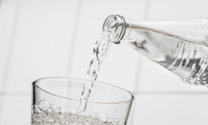 beber água regularmente é essencial para o bom funcionamento do organismo
