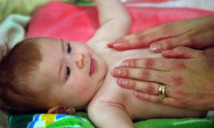 Massagem ajuda a cuidar de cólicas em bebês